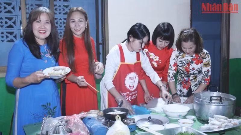 Các thí sinh trổ tài làm món nem rán đặc trưng của Việt Nam. (Ảnh: Hải Tiến) Các thí sinh trổ tài làm món nem rán đặc trưng của Việt Nam. (Ảnh: Hải Tiến)