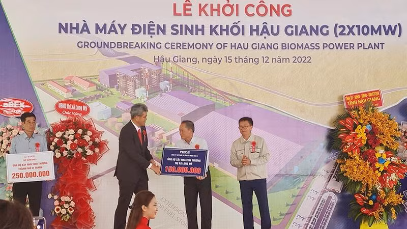 Mạnh thường quân ủng hộ kinh phí xây dựng nhà tình thương.