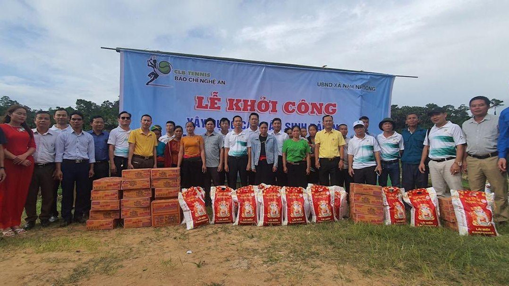 Tặng quà cho gia đình khó khăn, chính sách và học sinh nghèo vượt khó ở bản Na.