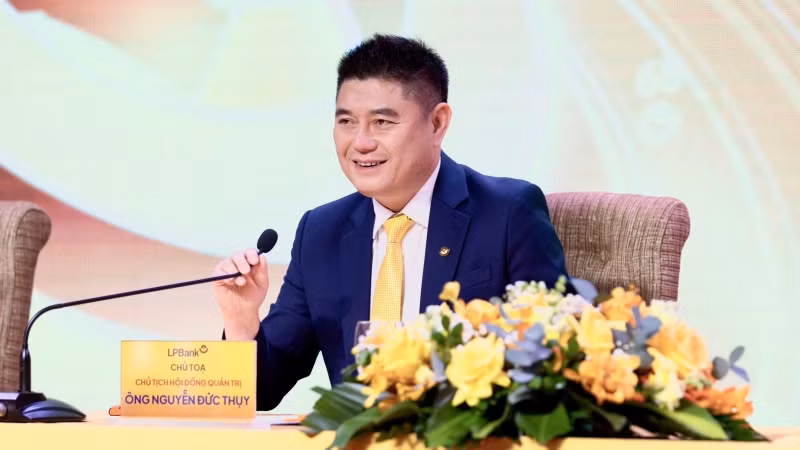 Chủ tịch Hội đồng quản trị LPBank Nguyễn Đức Thụy, chủ tọa trả lời các câu hỏi của cổ đông.