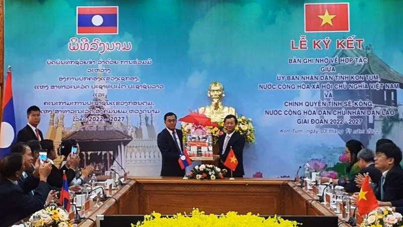 Đồng chí Dương Văn Trang tặng quà của tỉnh Kon Tum cho tỉnh Sekong.