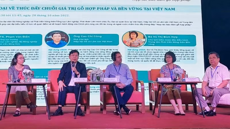 Phiên đối thoại về thúc đẩy chuỗi giá trị gỗ hợp pháp và bền vững tại Diễn đàn.