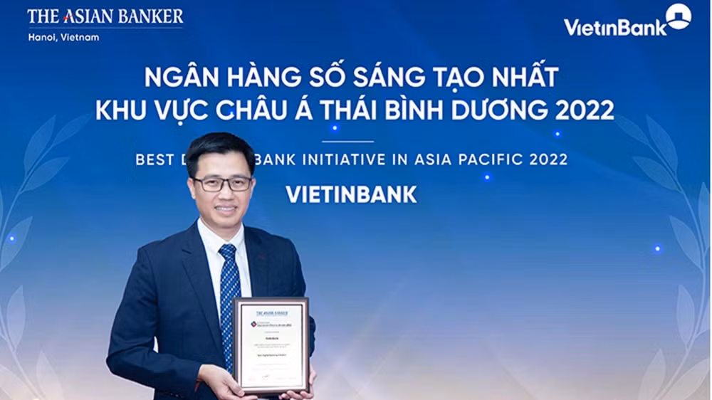 Đại diện VietinBank, ông Trần Hoài Nam, Phó Giám đốc Khối khách hàng doanh nghiệp kiêm Giám đốc Trung tâm Phát triển Giải pháp tài chính khách hàng nhận giải “Ngân hàng số sáng tạo nhất châu Á-Thái Bình Dương”.