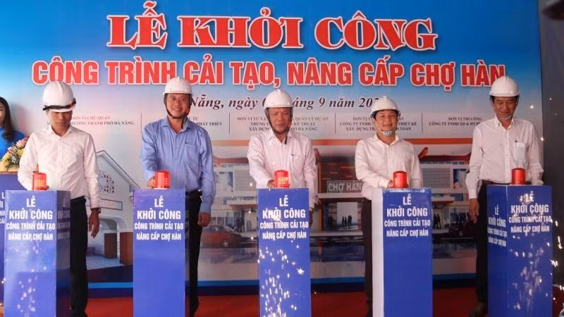 Các đại biểu bấm nút khởi công công trình. 