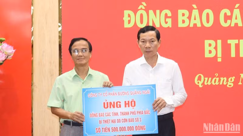 Đại diện Công ty cổ phần Đường Quảng Ngãi trao biểu trưng hỗ trợ 500 triệu đồng ủng hộ đồng bào các tỉnh, thành phố phía Bắc bị thiệt hại do cơn bão số 3.