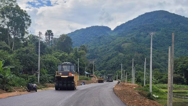 Thảm nhựa đường du lịch mở mới từ thành phố Bắc Kạn đi hồ Ba Bể. (Ảnh: HÀ LƯỢNG)