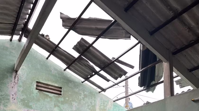 Một căn nhà bị tốc mái vào sáng 31/7 tại huyện Trần Đề.