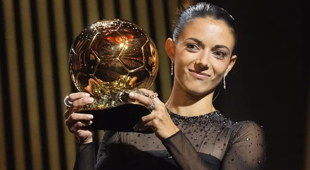 Aitana Bonmati trên bục vinh danh. (Nguồn: AP)