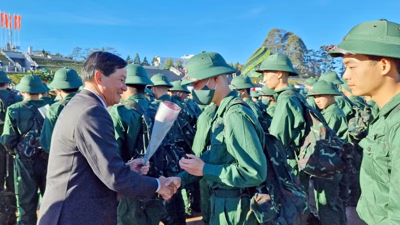 Đồng chí Trần Đức Quận, Ủy viên Trung ương Đảng, Bí thư Tỉnh ủy, Chủ tịch HĐND tỉnh Lâm Đồng động viên tân binh trước giờ lên đường nhập ngũ.