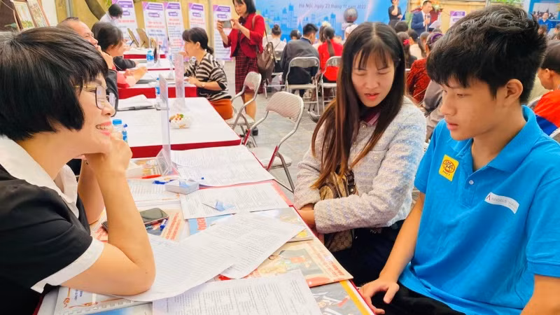 Tư vấn thông tin việc làm cho người lao động tại chương trình.