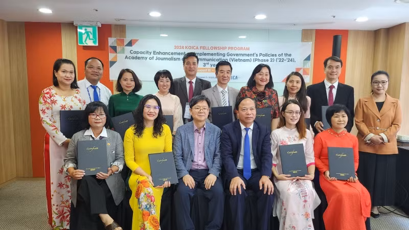 Các học viên chụp ảnh lưu niệm với giảng viên phụ trách sau khi nhận Giấy chứng nhận hoàn thành khóa học của Cơ quan Hợp tác quốc tế Hàn Quốc (KOICA).