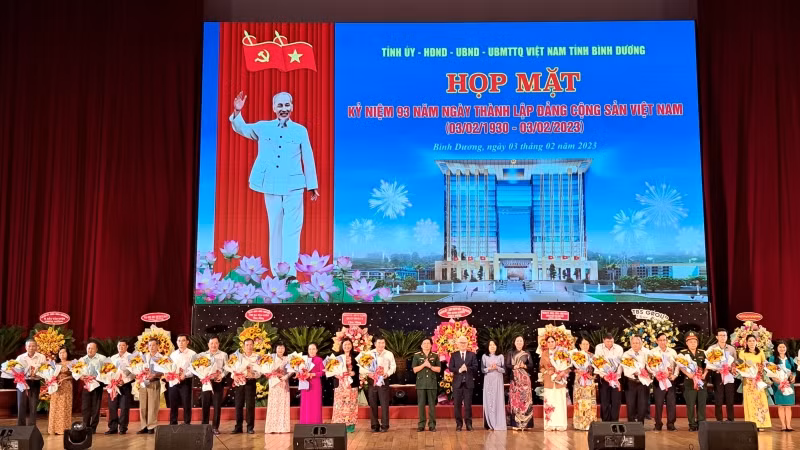 Lãnh đạo tỉnh Bình Dương tuyên dương đảng viên tiêu biểu đã hoàn thành xuất sắc nhiệm vụ trong năm 2022.