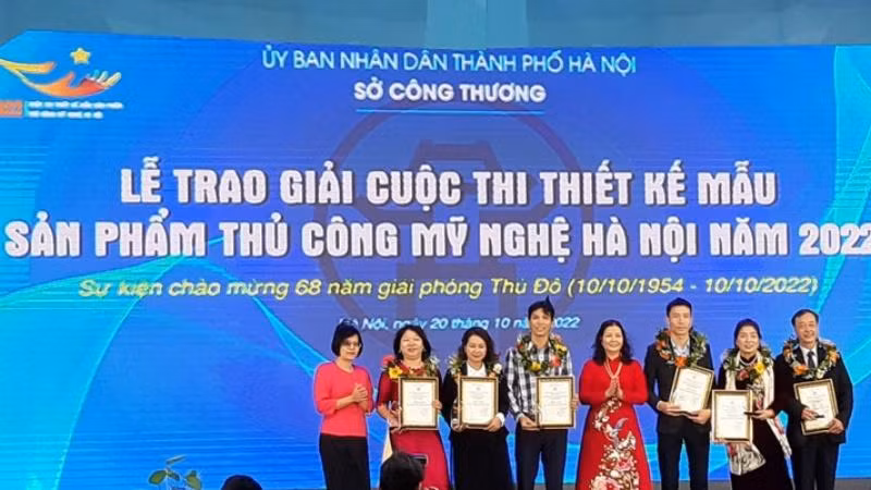 Ban Tổ chức trao giải cho các tác giả có tác phẩm xuất sắc trong cuộc thi.