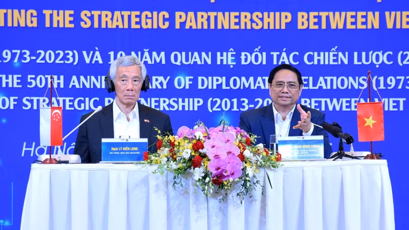 Thủ tướng Phạm Minh Chính và Thủ tướng Singapore Lý Hiển Long đối thoại với thanh niên hai nước.