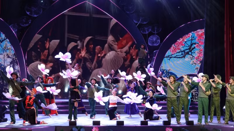 Tốp ca nam trình bày liên khúc Đường lên phía trước (sáng tác: Tiến Minh); Chiến thắng Điện Biên (sáng tác: Đỗ Nhuận).