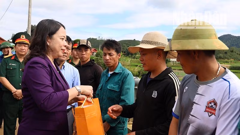 Phó Chủ tịch nước Võ Thị Ánh Xuân thăm, tặng quà người dân vùng lũ Sơn La ảnh 1