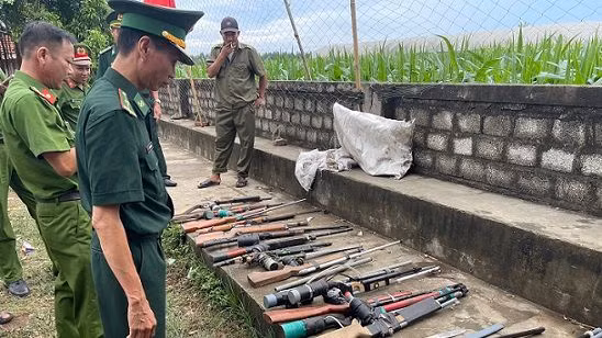 Đồn Biên phòng Diễn Thành và công an huyện Diễn Châu thu hồi vũ khí, công cụ hỗ trợ, vật liệu nổ.