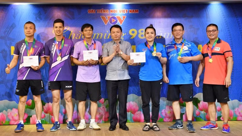 Ban tổ chức trao Huy chương Vàng cho các vận động viên đoạt giải ở nội dung đôi nam lãnh đạo và đôi nam nữ.