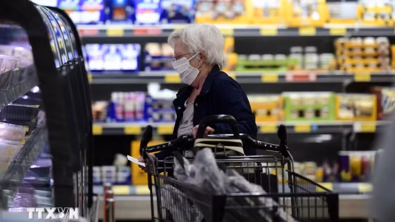 Người tiêu dùng mua sắm tại siêu thị ở Duesseldorf, Đức. (Ảnh: AFP/TTXVN)