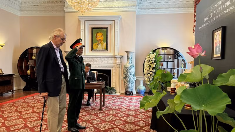 Một học giả người Mỹ yêu Việt Nam viếng Tổng Bí thư Nguyễn Phú Trọng. (Ảnh: Kiều Trang/TTXVN)