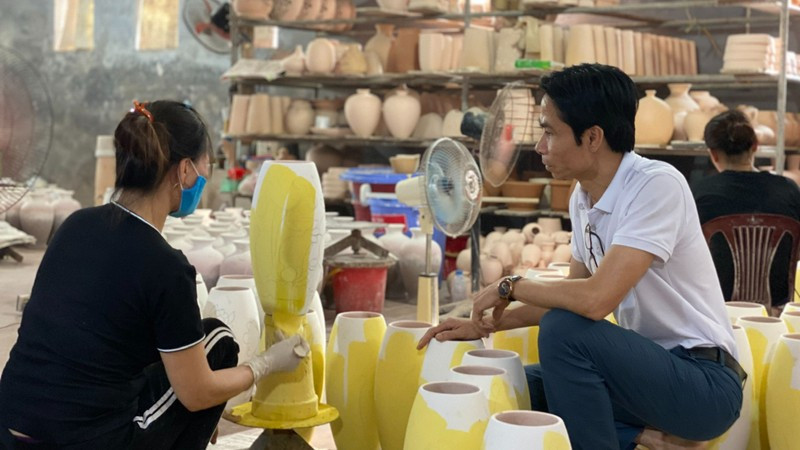 Sản xuất gốm tại làng nghề Gốm Bát Tràng (Hà Nội).