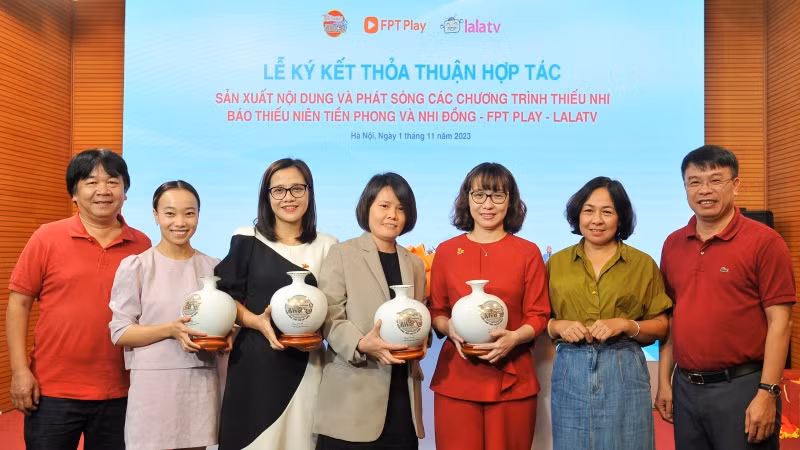 Ban Biên tập Báo Thiếu niên Tiền phong và Nhi đồng tặng quà lưu niệm cho các đơn vị đối tác.