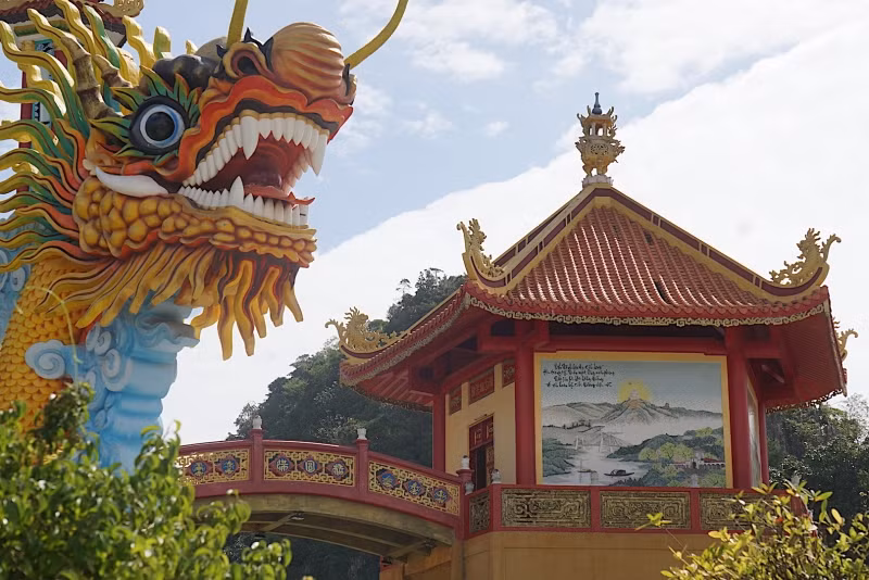 Một góc tháp được đính tranh sứ.