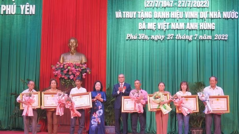 Truy tặng vinh dự Nhà nước Bà mẹ Việt Nam Anh hùng cho thân nhân 14 mẹ đã mất.