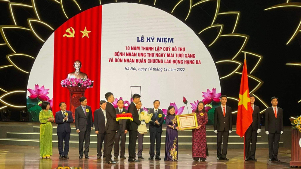 Phó Chủ tịch nước Võ Thị Ánh Xuân trao Huân chương Lao động hạng Ba tặng Quỹ Hỗ trợ bệnh nhân ung thư - Ngày mai tươi sáng.
