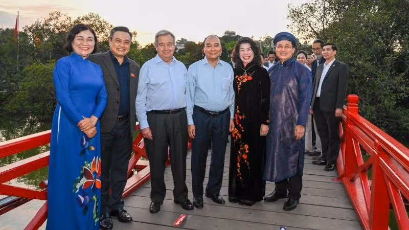 Chủ tịch nước Nguyễn Xuân Phúc và Tổng Thư ký Liên hợp quốc António Guterres cùng các đại biểu chụp ảnh lưu niệm tại khu vực cầu Thê Húc.