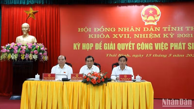 Các đồng chí lãnh đạo Hội đồng nhân dân tỉnh Thái Bình chủ trì Kỳ họp.