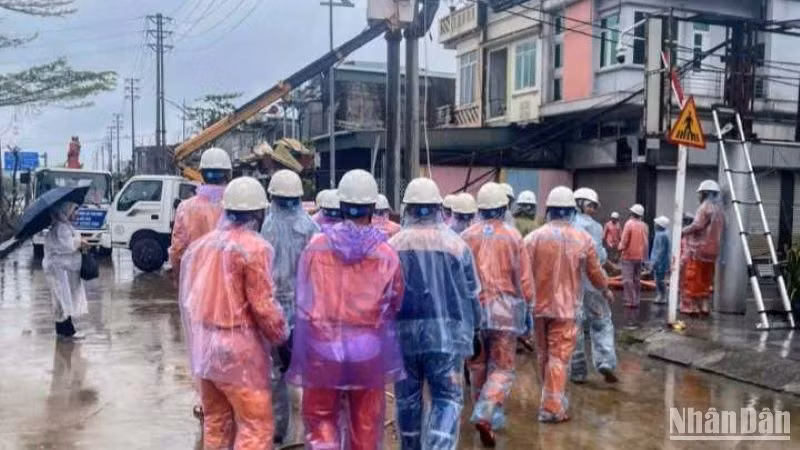 Cẩm Phả mưa nắng thất thường, người thợ điện vừa mặc áo mưa, vừa tranh thủ làm việc. Cẩm Phả mưa nắng thất thường, người thợ điện vừa mặc áo mưa, vừa tranh thủ làm việc.