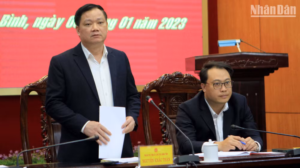 Chủ tịch UBND tỉnh Thái Bình Nguyễn Khắc Thận thông tin những thành tựu nổi bật của địa phương trong năm 2022. (Ảnh: Mai Tú)