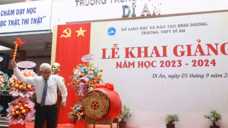 Bí thư Tỉnh ủy Bình Dương Nguyễn Văn Lợi đánh trống khai giảng năm học mới tại Trường trung học phổ thông Dĩ An, thành phố Dĩ An, tỉnh Bình Dương.