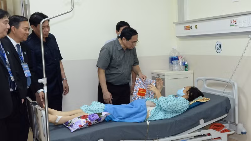 Thủ tướng Phạm Minh Chính thăm hỏi, tặng quà động viên các bệnh nhân đang điều trị tại Bệnh viện Ung bướu Thành phố Hồ Chí Minh (cơ sở 2).