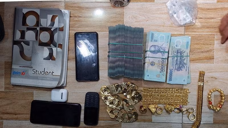 Tang vật và các vật dụng khác được thu giữ tại phòng trọ Hậu thuê.