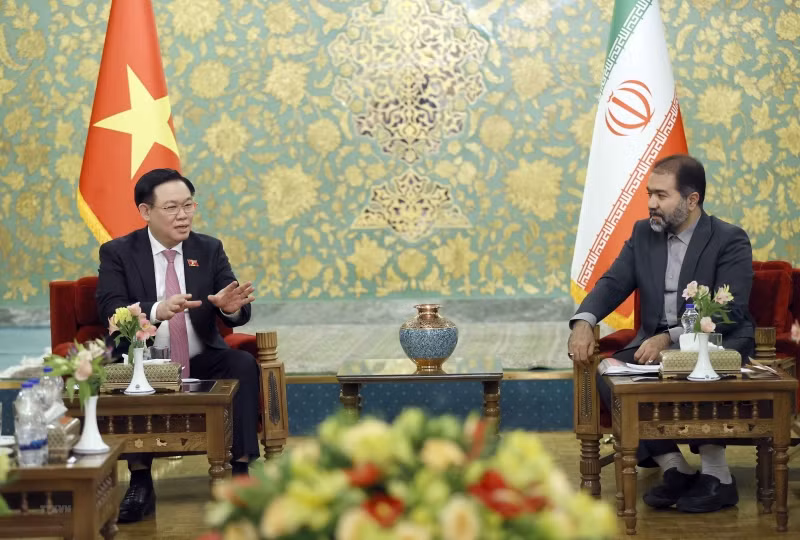 Chủ tịch Quốc hội Vương Đình Huệ tiếp Tỉnh trưởng Isfahan Reza Mortazavi. (Ảnh: Doãn Tấn/TTXVN)