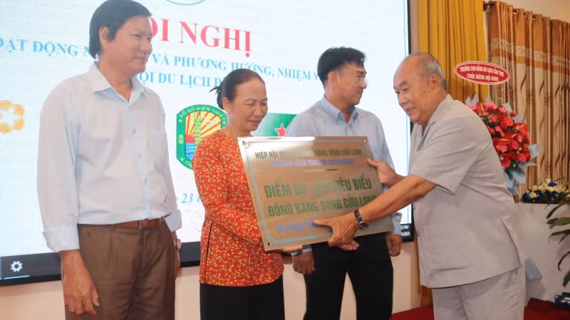 Lãnh đạo Hiệp hội Du lịch đồng bằng sông Cửu Long trao quyết định công nhận điểm du lịch tiêu biểu của vùng.