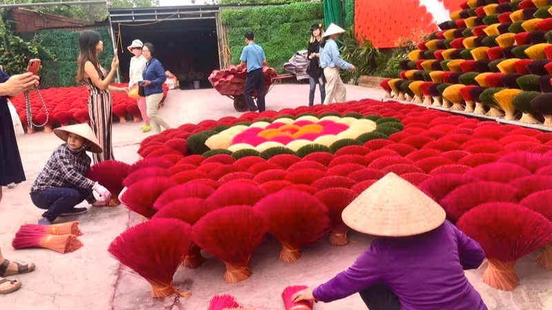 Làm hương truyền thống tại làng hương Quảng Phú Cầu (huyện Ứng Hòa). (Ảnh: Vũ Hoàng)