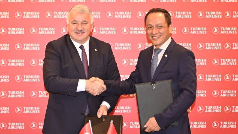 Đại diện lãnh đạo Turkish Airlines và Vietnam Airlines ký hợp tác liên danh.
