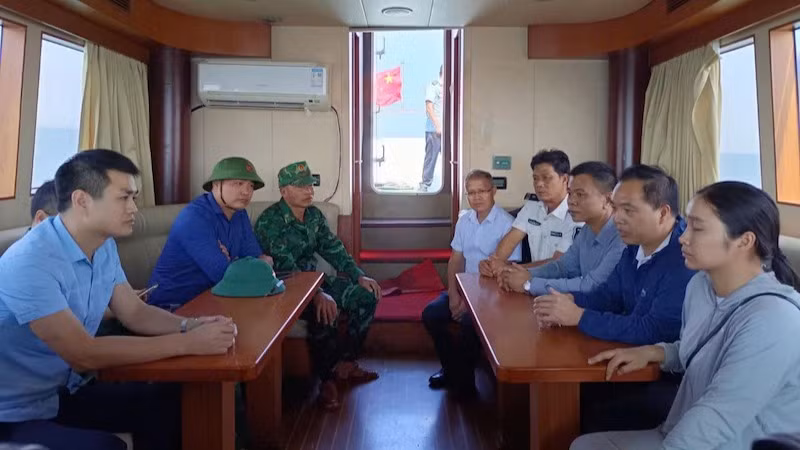 Lực lượng chức năng của thành phố Móng Cái và thành phố Đông Hưng tiến hành các thủ tục bàn giao lồng nuôi trồng thủy sản.