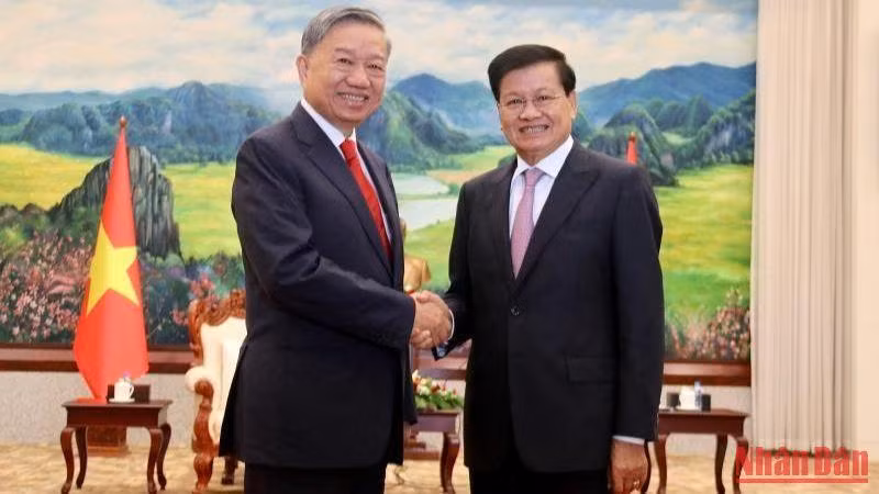 Tổng Bí thư, Chủ tịch nước Lào Thongloun Sisoulith và Bộ trưởng Công an Tô Lâm tại buổi tiếp. (Ảnh: Trịnh Quốc Dũng)