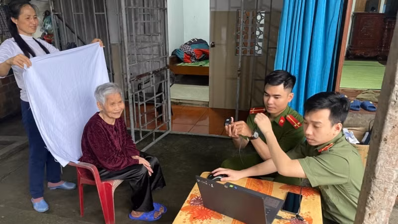 Cán bộ cơ quan chức năng Công an tỉnh Hà Nam đến tận nhà dân làm thẻ căn cước công dân gắn chip.