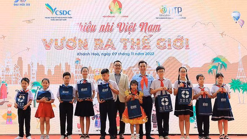 Đại diện Ban Tổ chức Sân chơi “Thiếu nhi Việt Nam - Vươn ra thế giới” năm 2022 trao quà tặng thiếu nhi tham gia Lễ phát động.