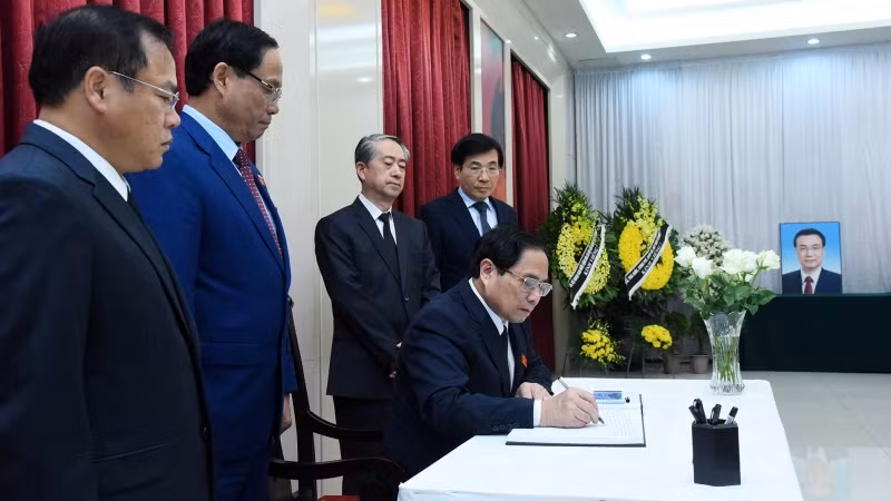 Thủ tướng Phạm Minh Chính ghi sổ tang chia buồn tại Đại sứ quán Trung Quốc tại Việt Nam.