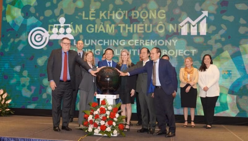 Các đại biểu thực hiện nghi lễ Khởi động Dự án giảm thiểu ô nhiễm.