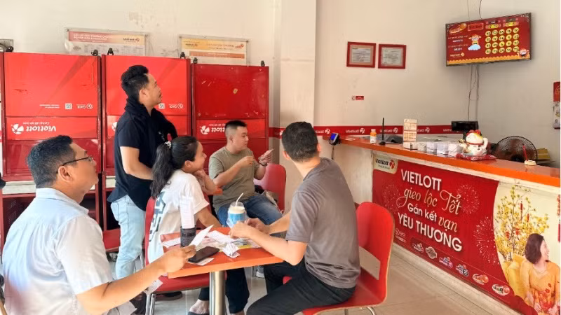 Người chơi theo dõi màn hình chơi Keno để xem kết quả mỗi 8 phút/kỳ quay. (Nguồn: Vietlott)