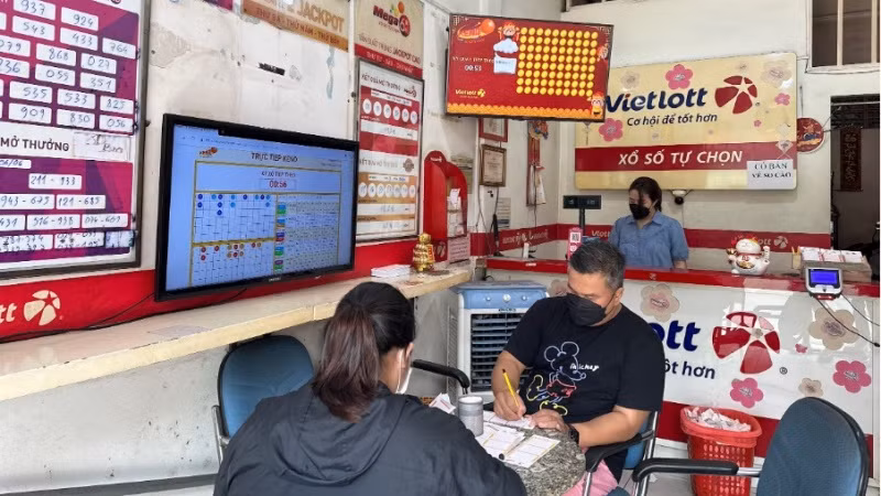 Gần 6000 điểm bán Vietlott trên toàn quốc trang bị các màn hình hiển thị kết quả Keno để giúp người chơi thuận tiện lựa chọn các con số dự thưởng. (Nguồn: Vietlott)