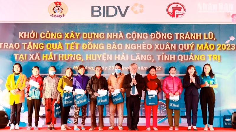 BIDV tặng quà Tết cho người dân huyện Hải Lăng.