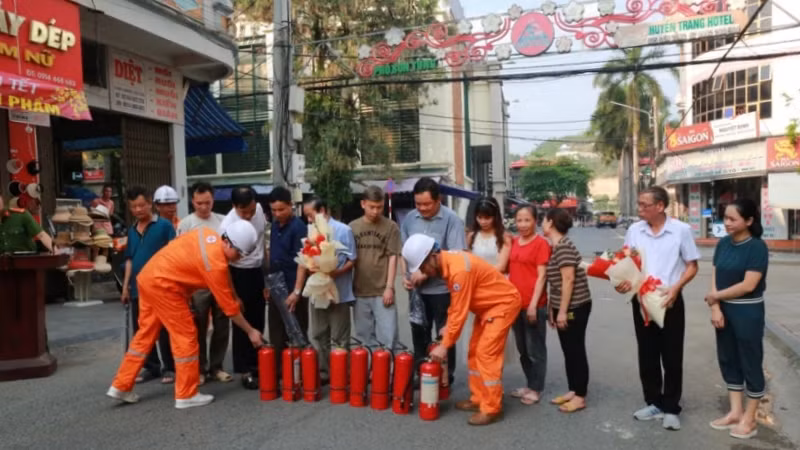 Điện lực thành phố Lào Cai tặng thiết bị chữa cháy cho bà con khu dân cư chợ Cốc Lếu.